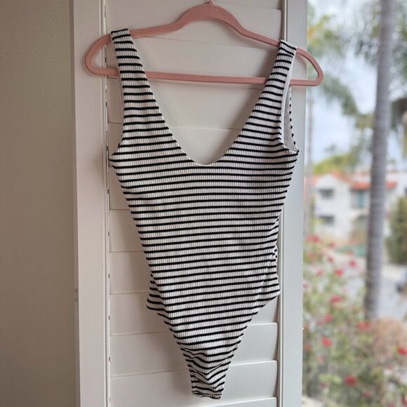 Lulu's Striped Ribbed Scoop Bodysuit in Black & Cream size Small - Picture 1 of 12